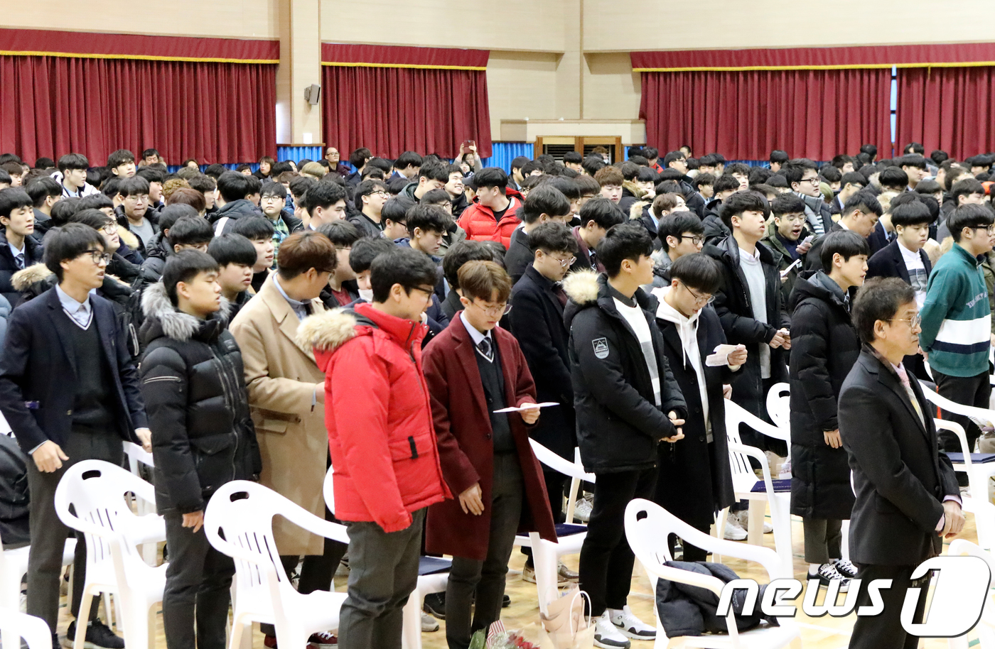 (안동=뉴스1) 피재윤 기자 = 8일 오전 경북 안동경일고등학교 실내체육관에서 제43회 졸업식이 열리고 있다. 졸업생들이 '졸업의 노래'를 부르고 있다. 2018.2.8/뉴스1