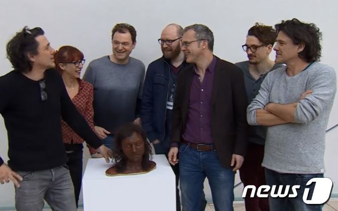 본문 이미지 - 체다맨 복원모형 앞에 선 영국 연구진. (영국 BBC방송 갈무리) ⓒ News1