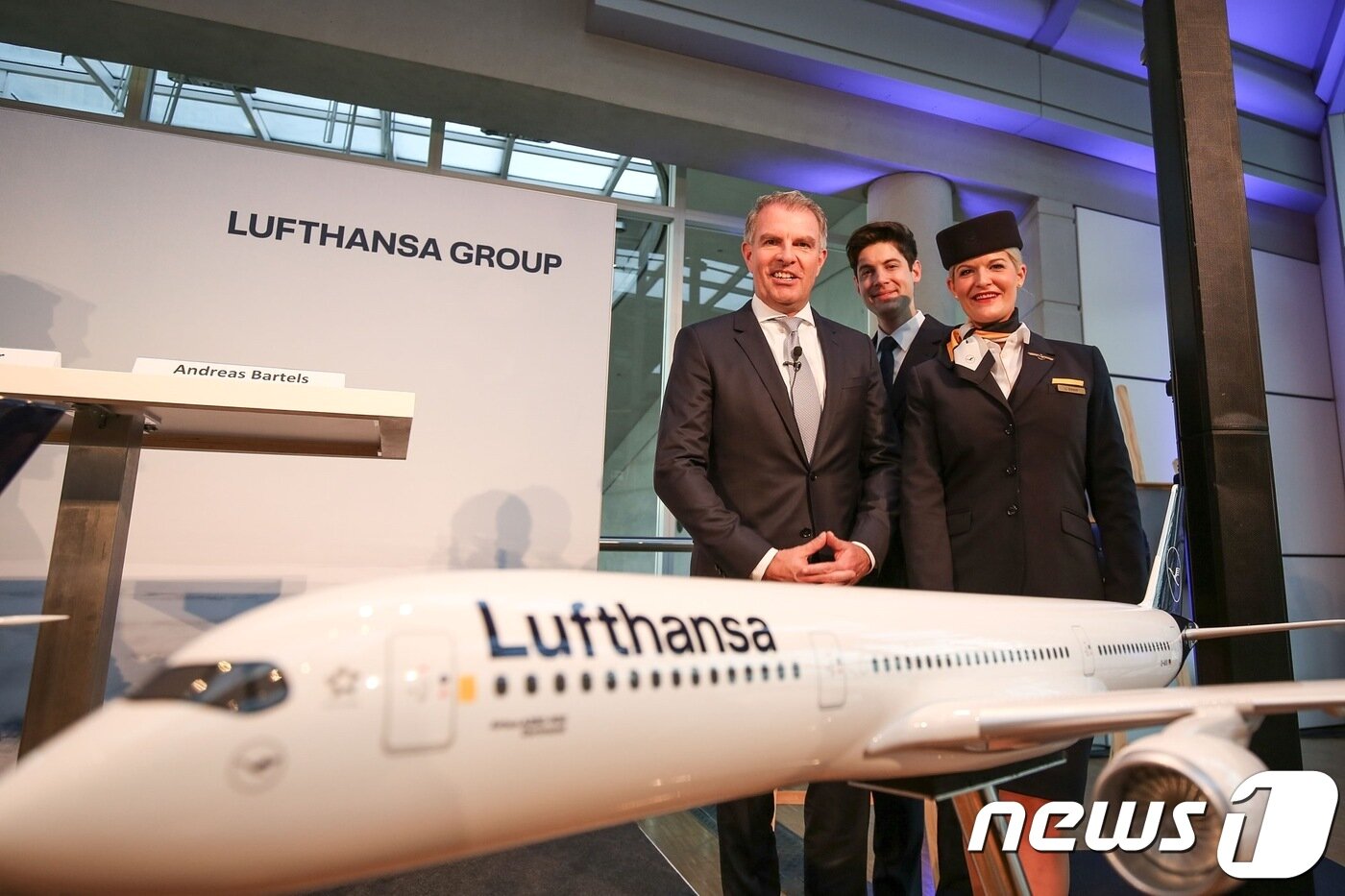 본문 이미지 - 카르스텐 카르슈포어 루프트한자 그룹 CEO 및 임직원들(루프트한자 제공)