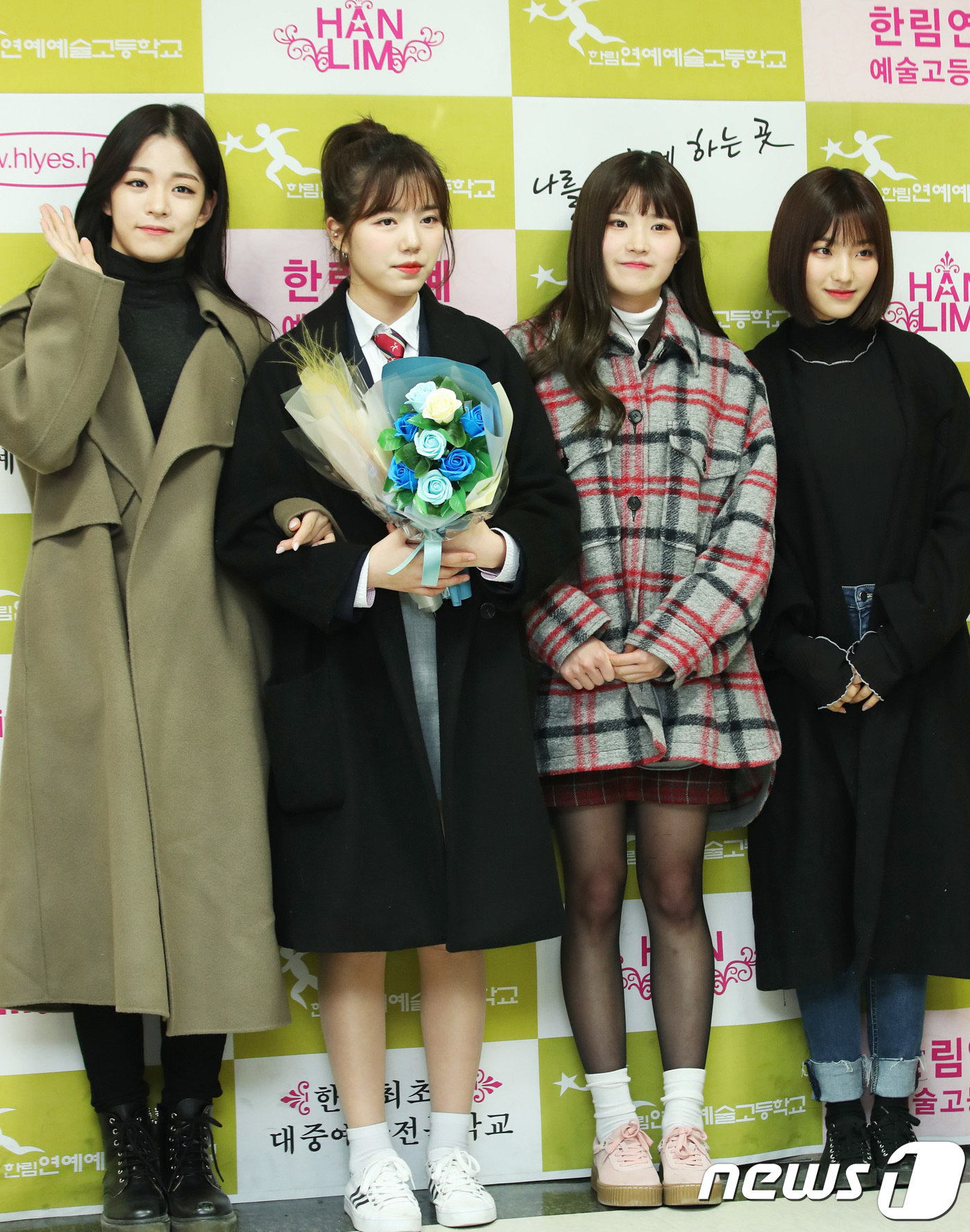 (서울=뉴스1) 권현진 기자 = 프로미스 나인 채영, 송하영, 새롬이 9일 오전 서울 송파구 한림예고에서 열린 졸업식에 참석해 '아이돌학교' 출신인 빈하늘의 졸업을 축하하고 있다. …