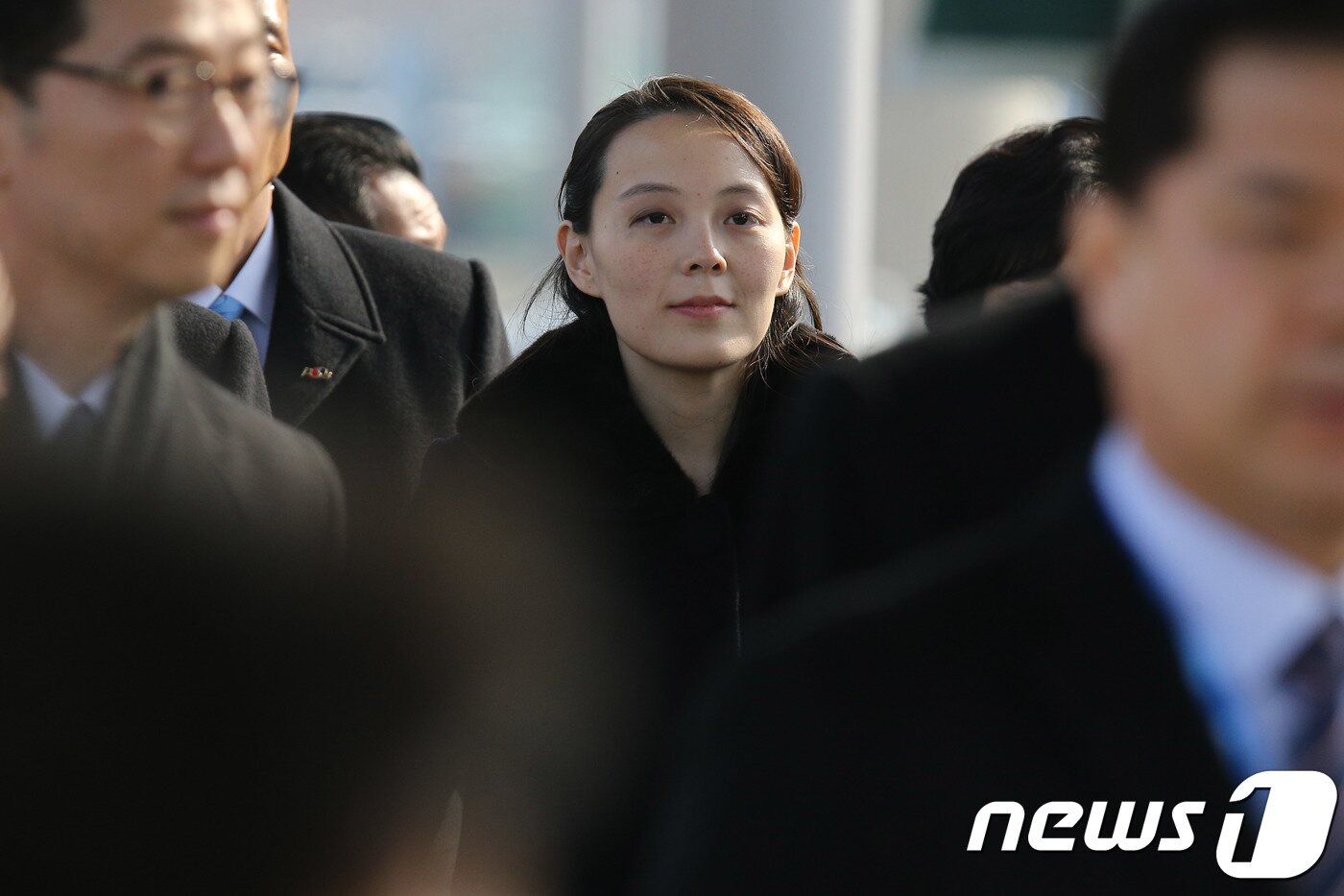 본문 이미지 - 김정은의 여동생 김여정 북한 노동당 중앙위원회 제1부부장이 평창동계올림픽 북측 고위급대표단과 함께 9일 오후 인천공항에서 전세기를 통해 입국해 KTX 공항역으로 이동하고 있다. 2018.2.9/뉴스1 ⓒ News1 오대일 기자