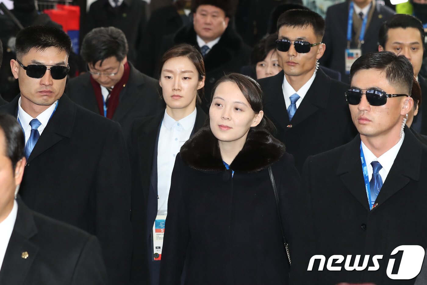 본문 이미지 - 김정은 북한 국무위원장의 여동생 김여정 북한 노동당 제1부부장이 2018년 KTX를 타고 강원도 평창군 진부역에 도착해 이동하고 있다. 2018.2.9/뉴스1 ⓒ News1 임세영 기자