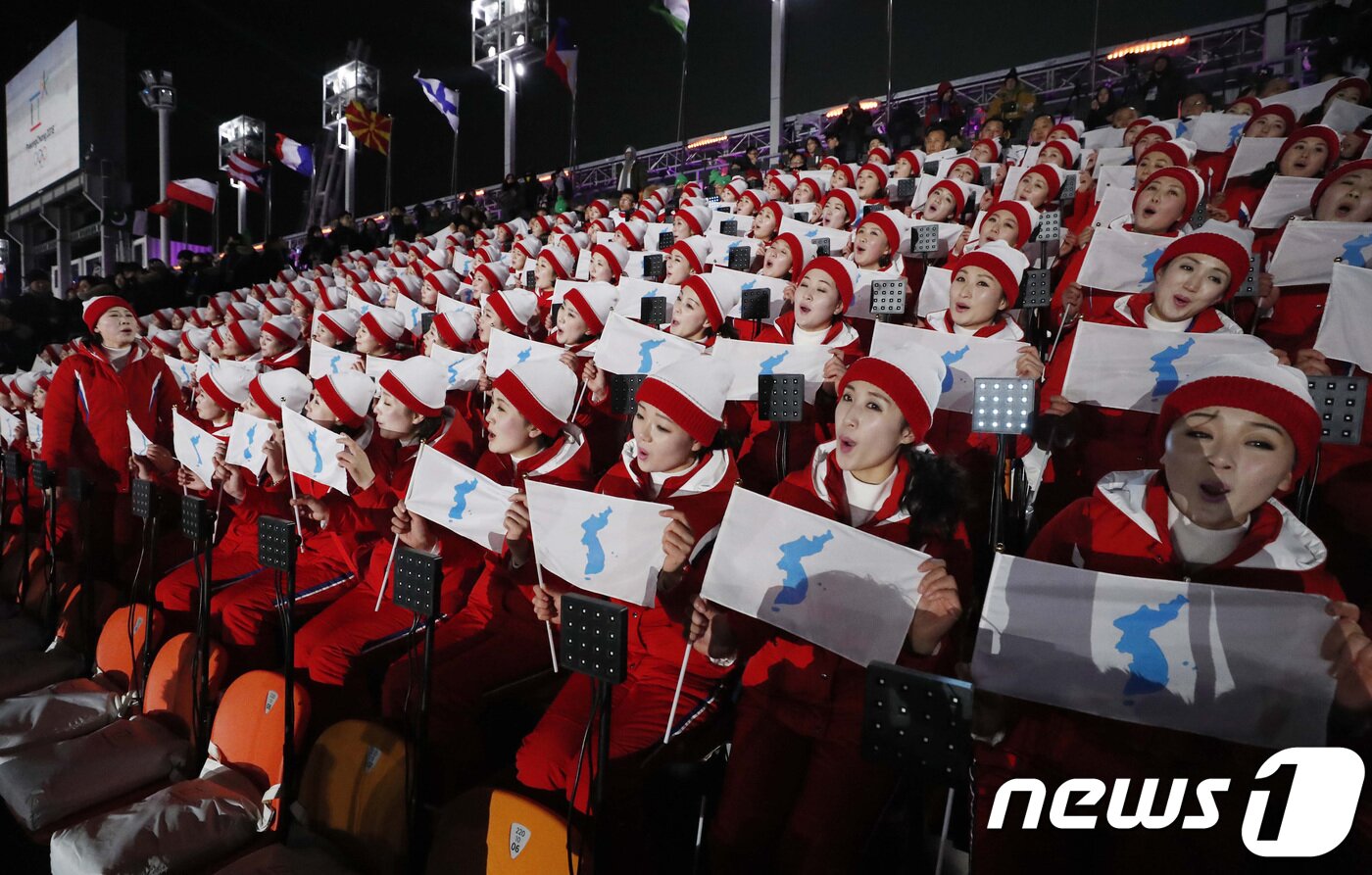본문 이미지 - 2018 평창동계올림픽이 대단원의 막을 올린 9일 강원도 평창올림픽스타디움에서 열린 평창동계올림픽 개회식에서 북한 응원단이 한반도기를 들고 응원하고 있다. 3만5000여명의 관람객과 전 세계 시청자 25억여명의 시선을 사로잡을 평창동계올림픽 개회식은 '행동하는 평화(Peace in motion)'를 주제로 2시간 동안 진행된다. 2018.2.9/뉴스1 ⓒ News1 사진공동취재단
