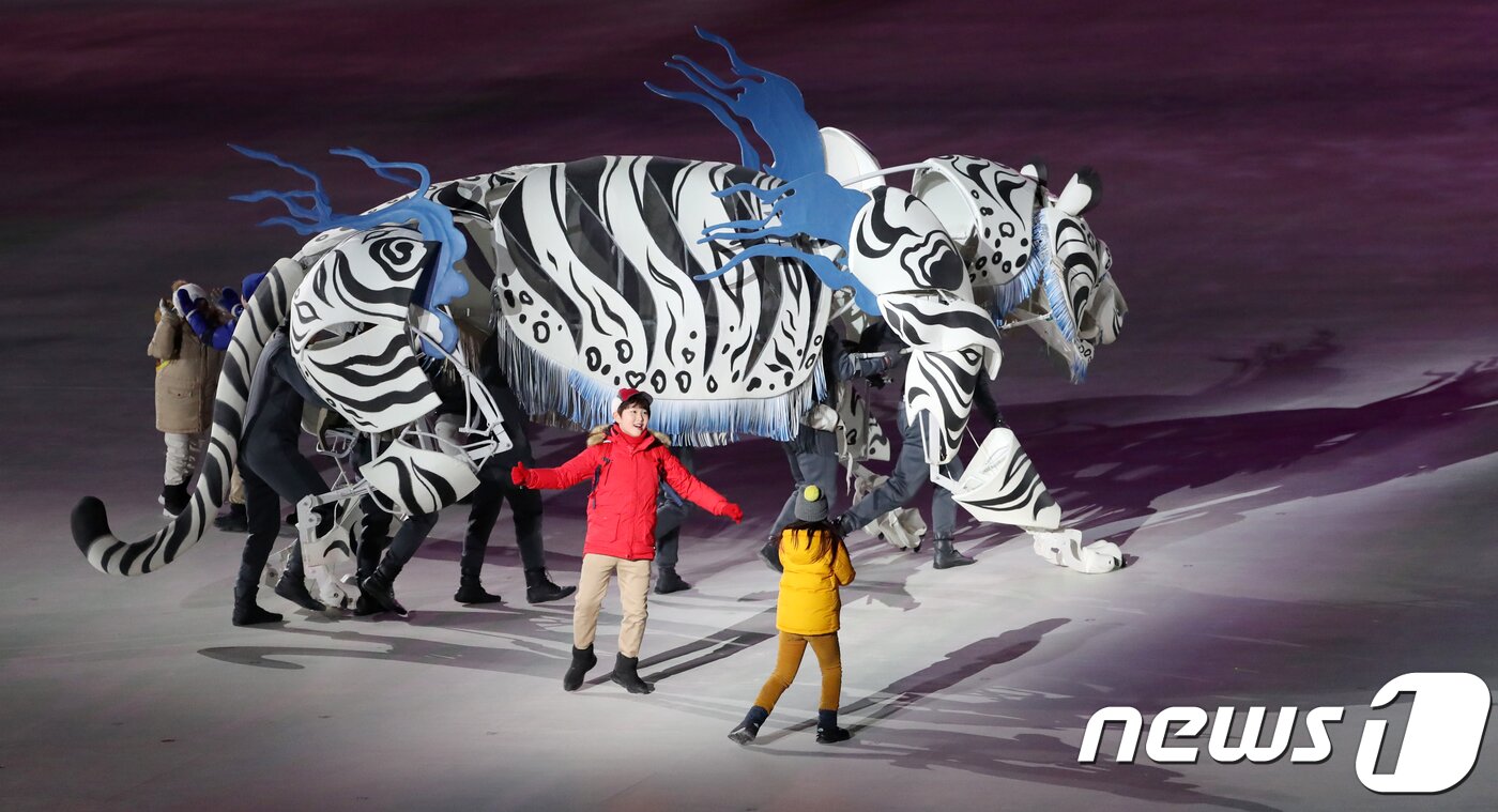 본문 이미지 - 2018 평창동계올림픽이 대단원의 막을 올린 9일 강원도 평창올림픽스타디움에서 열린 평창동계올림픽 개회식에서 백호 탈을 쓴 배우들이 축하공연을 하고 있다. 3만5000여명의 관람객과 전 세계 시청자 25억여명의 시선을 사로잡을 평창동계올림픽 개회식은 '행동하는 평화(Peace in motion)'를 주제로 2시간 동안 진행된다. 2018.2.9/뉴스1 ⓒ News1 허경 기자