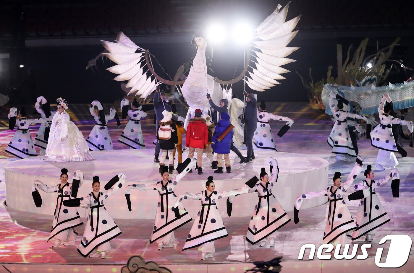 본문 이미지 - 2018 평창동계올림픽이 대단원의 막을 올린 9일 강원도 평창올림픽스타디움에서 열린 평창동계올림픽 개막식에서 화려한 축하공연이 펼쳐지고 있다. 3만5000여명의 관람객과 전 세계 시청자 25억여명의 시선을 사로잡을 평창동계올림픽 개막식은 '행동하는 평화(Peace in motion)'를 주제로 2시간 동안 진행된다. 2018.2.9/뉴스1 ⓒ News1 허경 기자