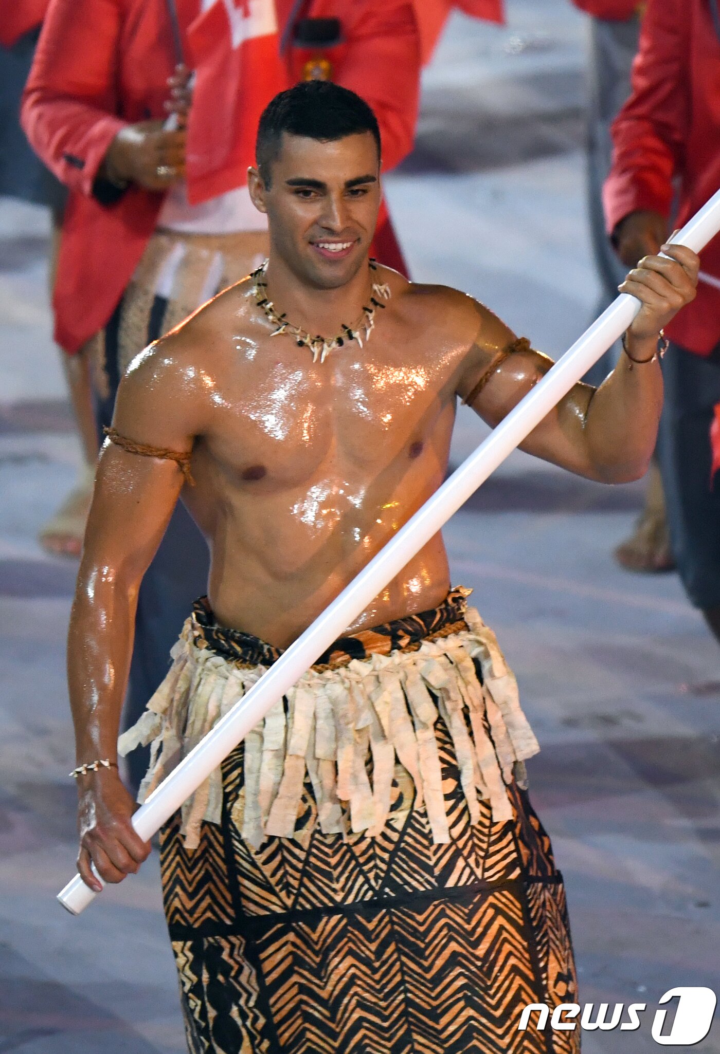 본문 이미지 - 통가 선수단 기수 피타 타우파토푸아가 9일 평창 올림픽 스타디움에서 열린 평창동계올림픽 개회식에서 윗옷을 벗고 등장했다. 사진은 지난 2016년 리우 올림픽 당시 모습.ⓒ AFP=News1 ⓒ News1 권혁준 기자