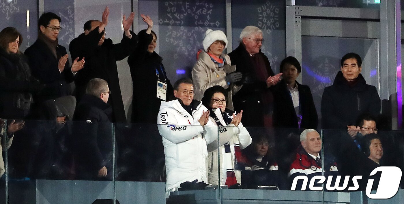 본문 이미지 - 지난 9일 강원도 평창올림픽스타디움에서 열린 2018 평창동계올림픽 개막식에서 남과 북, 미국과 일본의 지도자들이 남북 선수단의 공동입장을 지켜보고 있다.  2018.2.9/뉴스1 ⓒ News1 허경 기자