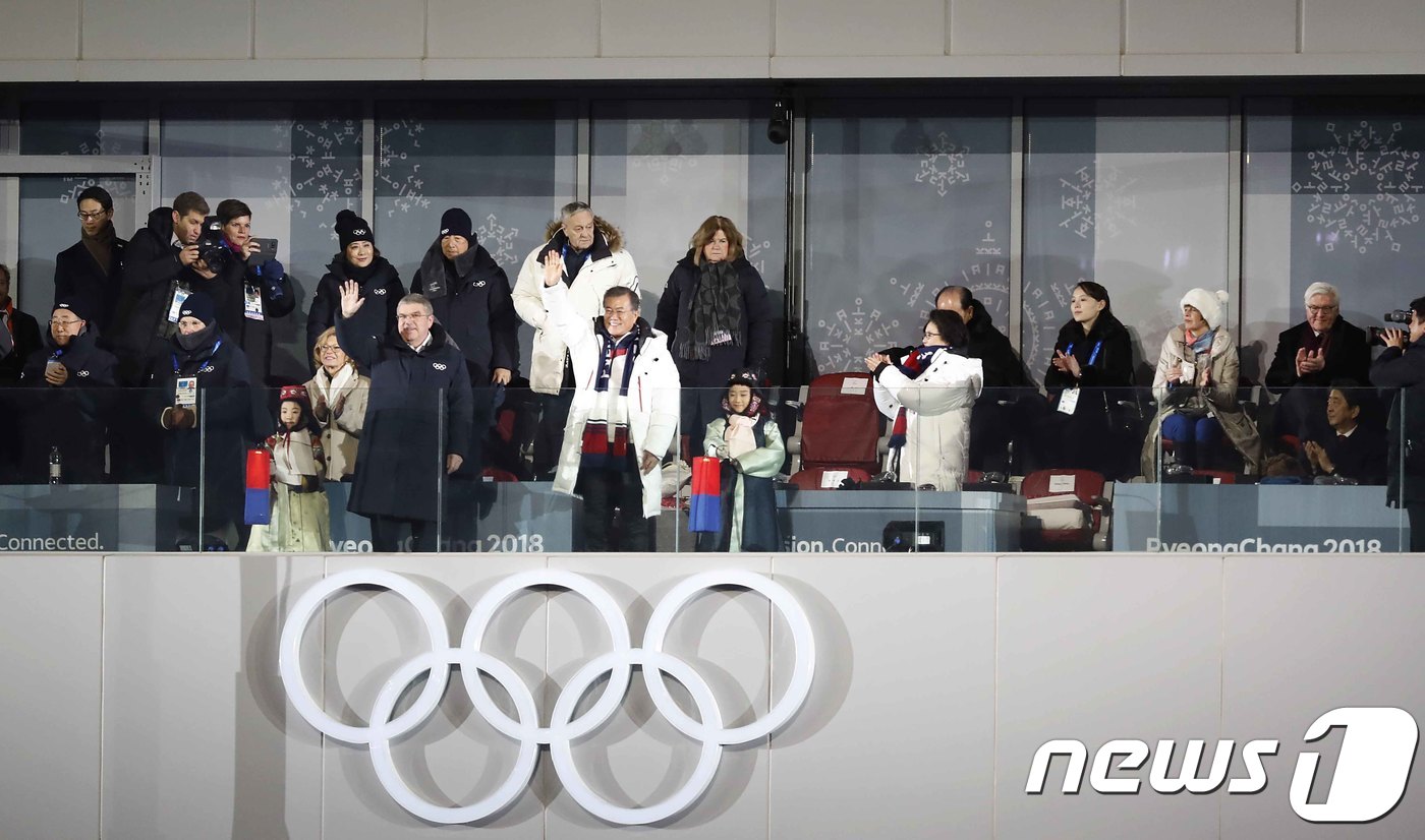 (평창=뉴스1) 사진공동취재단 = 2018 평창동계올림픽이 대단원의 막을 올린 9일 강원도 평창올림픽스타디움에서 열린 평창동계올림픽 개회식에서 문재인 대통령과 토마스 바흐 IOC …