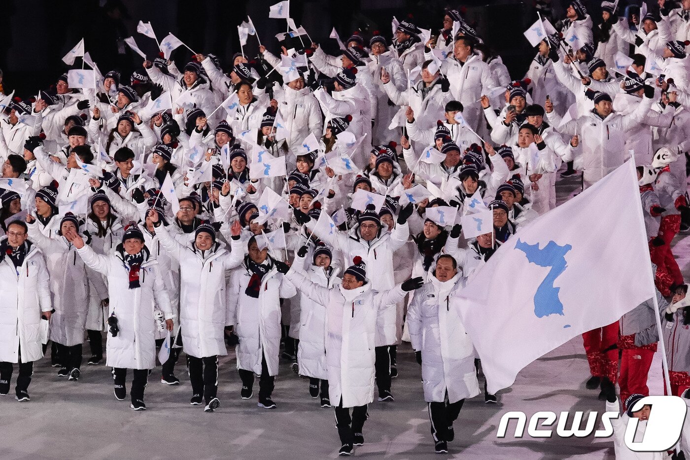 At the opening ceremony of the PyeongChang Winter Olympics held at the PyeongChang Olympic Stadium in Gangwon Province on February 9, 2018, the South and North Korean delegations entered the stadium waving the Korean Peninsula flag. The flag bearers were South Korean bobsledder Won Yun-jong and North Korean women’s ice hockey player Hwang Chung-geum. This marks the first joint Olympic entrance by the South and North Korean delegations in 13 years, since the 2006 Turin Winter Olympics 2018.2.9 / News1