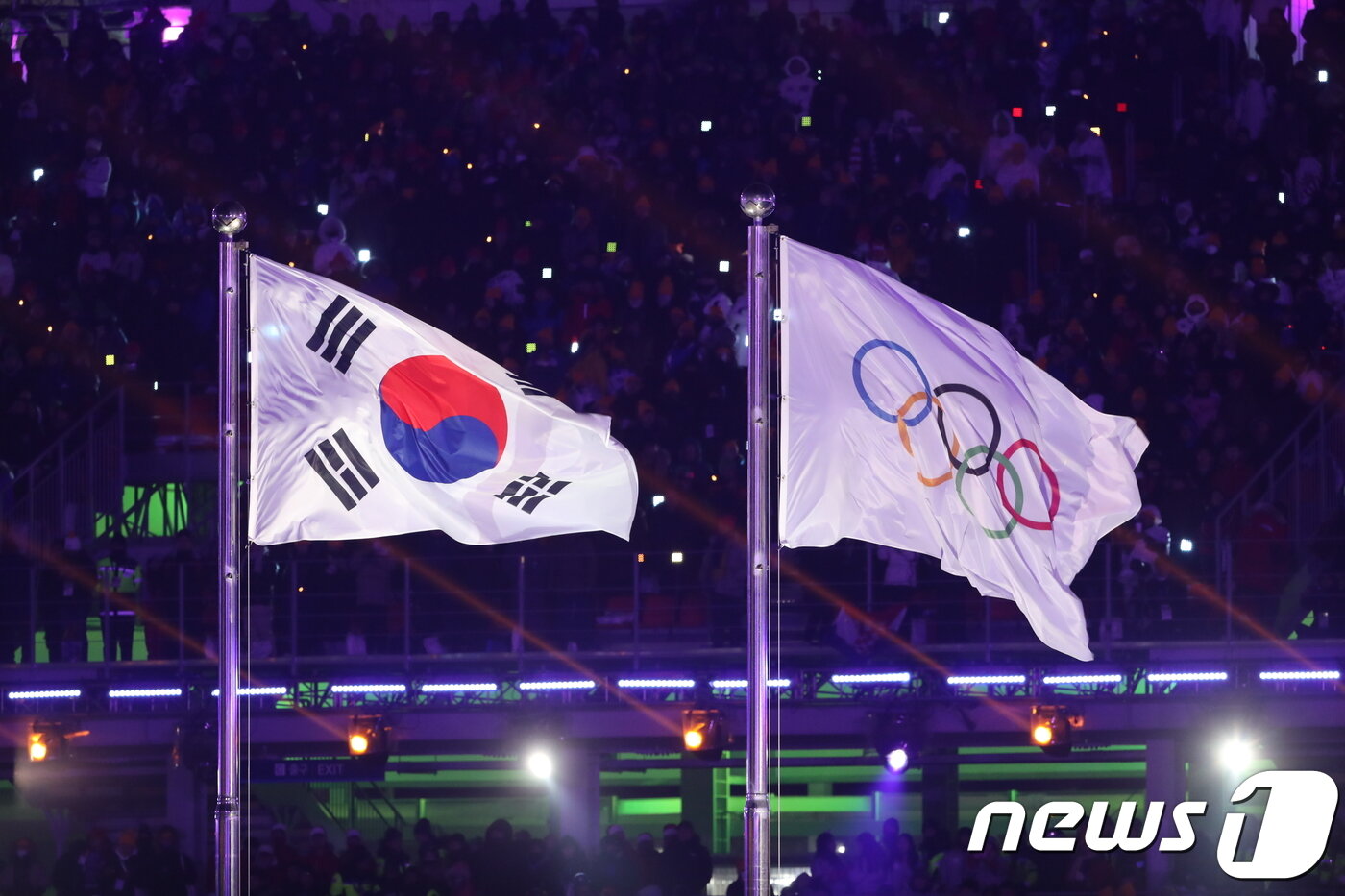 본문 이미지 - 2018 평창동계올림픽이 대단원의 막을 올린 9일 강원도 평창올림픽스타디움에서 열린 평창동계올림픽 개막식에서 태극기와 오륜기가 펄럭이고 있다. 3만5000여명의 관람객과 전 세계 시청자 25억여명의 시선을 사로잡을 평창동계올림픽 개막식은 '행동하는 평화(Peace in motion)'를 주제로 2시간 동안 진행된다. 2018.2.9/뉴스1 ⓒ News1 허경 기자