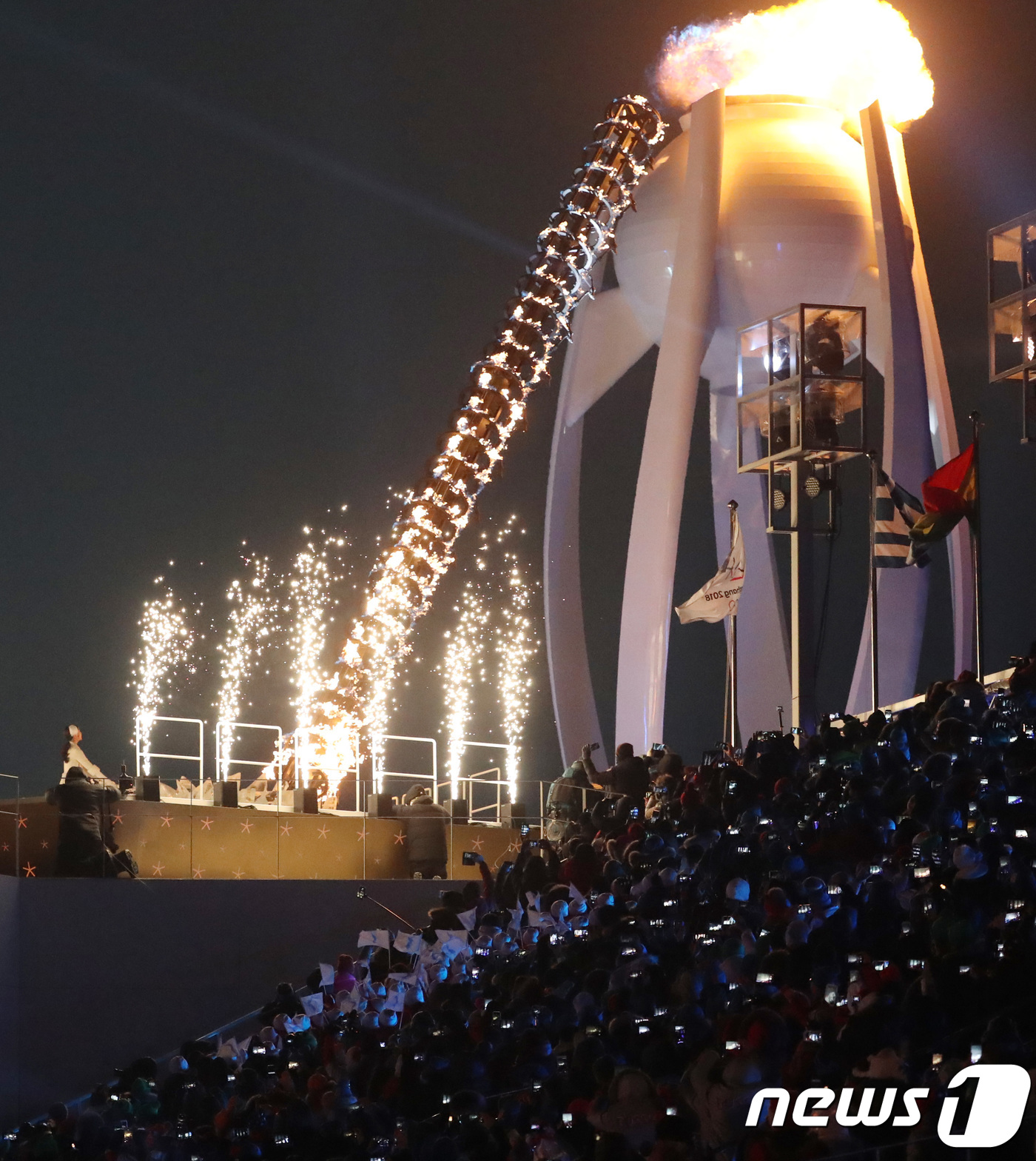 (평창=뉴스1) 허경 기자 = 9일 강원도 평창올림픽스타디움에서 열린 평창동계올림픽 개회식에서 마지막 성화주자인 피겨여왕 김연아가 성화를 점화하고 있다.3만5000여명의 관람객과 …