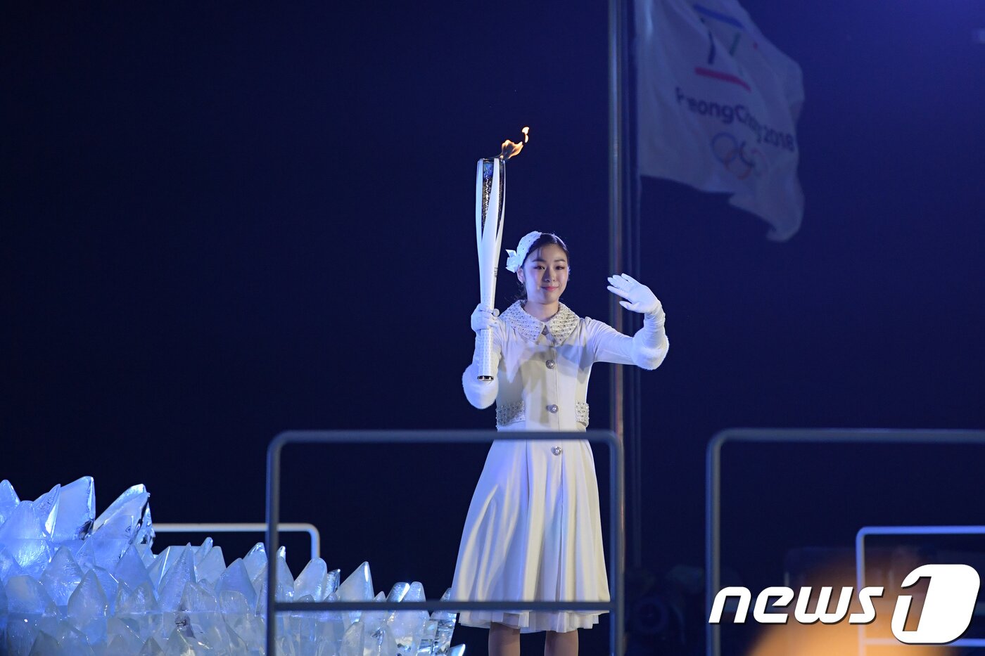 본문 이미지 - &#39;피겨여왕&#39; 김연아가 9일 평창 올림픽 스타디움에서 열린 2018 평창 동계 올림픽 개회식에서 성화 최종 주자로 나서 점화하고 있다. ⓒ AFP=News1 ⓒ News1 권혁준 기자