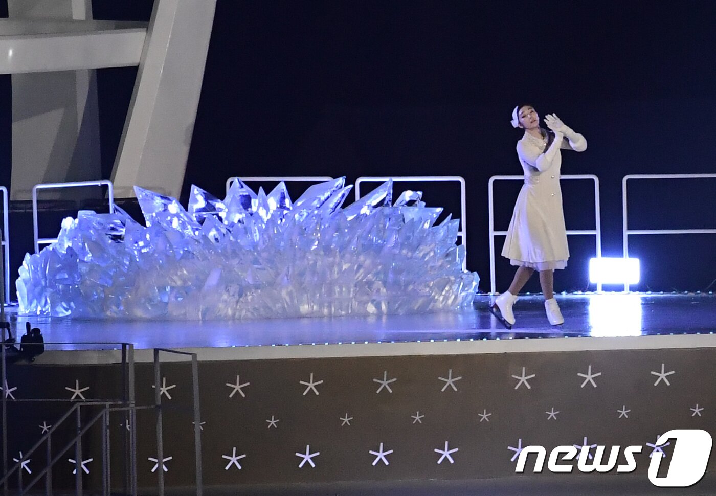 본문 이미지 - '피겨여왕' 김연아가 9일 평창 올림픽 스타디움에서 성화 최종주자로 나서기 전 빙판위에서 퍼포먼스를 보여주고 있다. ⓒ AFP=News1 ⓒ News1 권혁준 기자