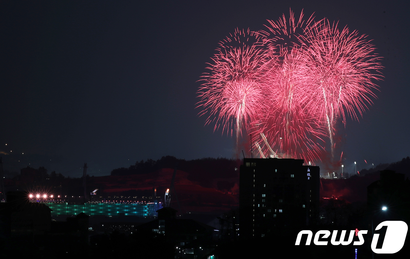 (평창=뉴스1) 이재명 기자 = 2018 평창동계올림픽 개막일인 9일 오후 강원도 평창군 올림픽스타디움 하늘 위로 올림픽의 개막을 알리는 화려한 볼꽃놀이가 펼쳐지고 있다. 이번 평 …