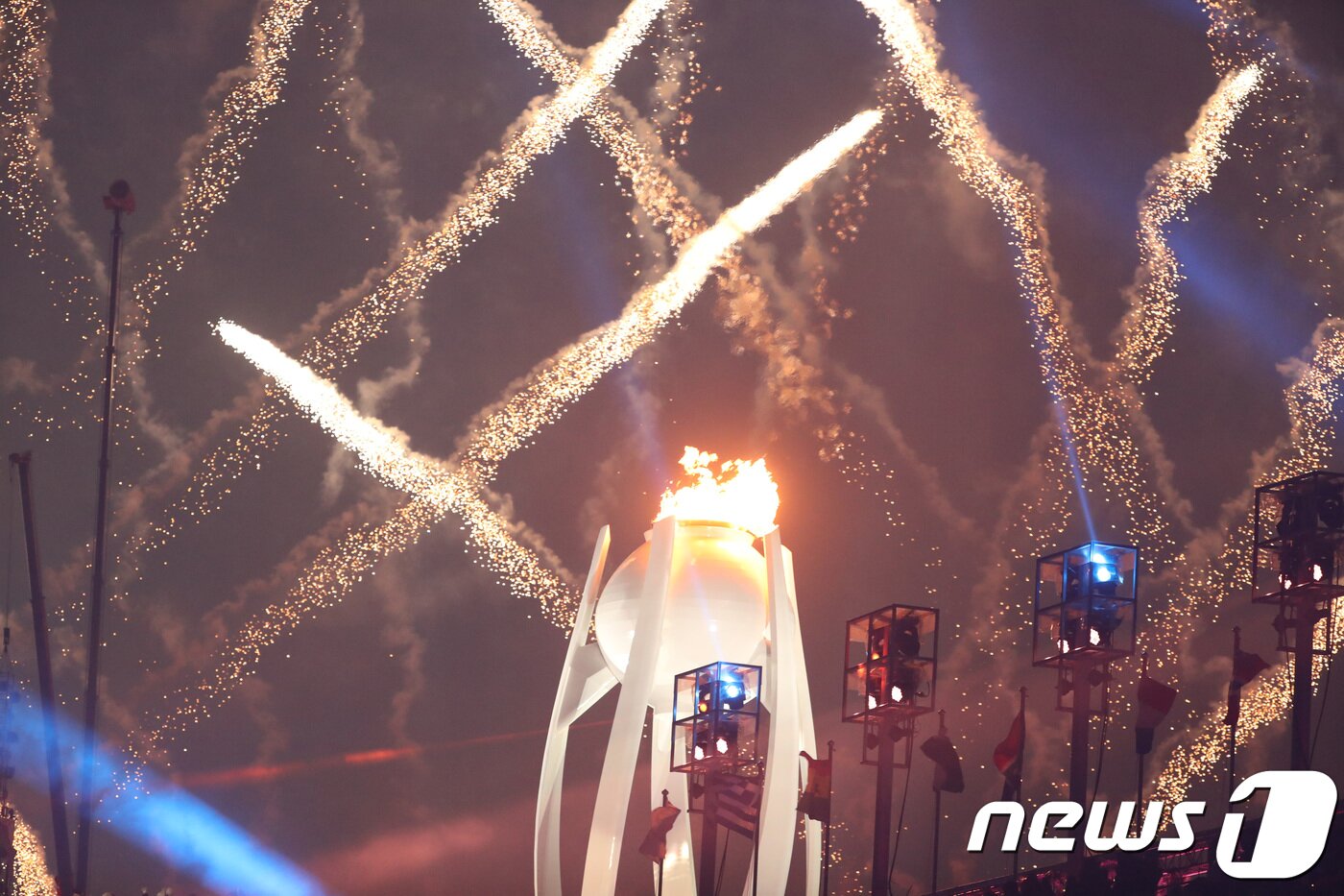본문 이미지 - 2018 평창동계올림픽이 대단원의 막을 올린 9일 강원도 평창올림픽스타디움에서 열린 평창동계올림픽 개회식에서 마지막 성화주자 김연아가 점화한 성화가 활활 타오르고 있다. 3만5000여명의 관람객과 전 세계 시청자 25억여명의 시선을 사로잡을 평창동계올림픽 개막식은 '행동하는 평화(Peace in motion)'를 주제로 2시간 동안 진행된다. 2018.2.9/뉴스1 ⓒ News1 허경 기자