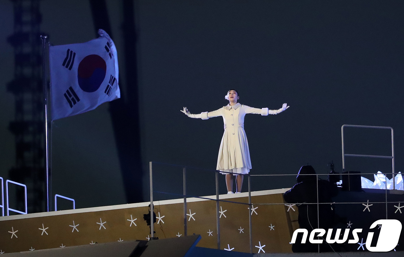 (평창=뉴스1) 허경 기자 = 9일 강원도 평창올림픽스타디움에서 열린 평창동계올림픽 개막식에서 마지막 성화주자인 '피겨여왕' 김연아가 퍼포먼스를 펼치고 있다.3만5000여명의 관람 …
