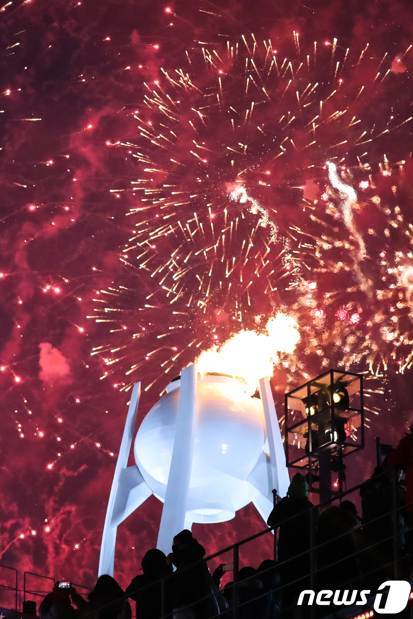 (평창=뉴스1) 유승관 기자 = 9일 강원도 평창올림픽스타디움에서 열린 평창동계올림픽 개회식에서 마지막 성화주자인 피겨여왕 김연아가 달항아리 성화대에 성화를 점화한 후 불꽃쇼가 펼 …