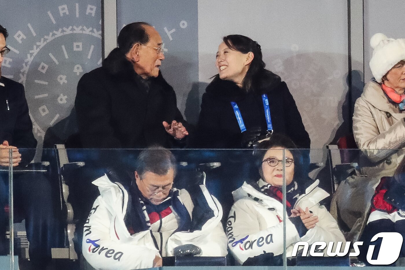 본문 이미지 - 지난 2018년 평창동계올림픽 개막식에 참석한 김영남 전 최고인민회의 상임위원장&#40;왼쪽&#41;과 김여정 당 중앙위원회 제1부부장. 아래는 문재인 전 대통령과 김정숙 전 여사. 2018.2.9/뉴스1 ⓒ News1 유승관 기자