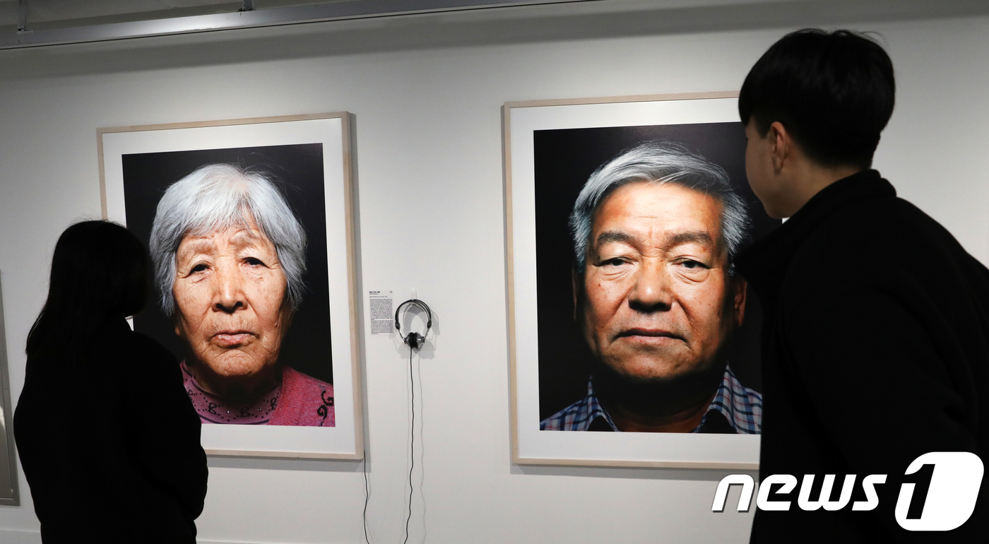 (서울=뉴스1) 안은나 기자 = 3·1 운동 99주년을 맞은 1일 서울 여의도 SeMA 벙커에서 열린 '돌아오지 못한 영혼들' 전시에서 관람객들이 손승현 작가의 '돌아오지 못한 사 …