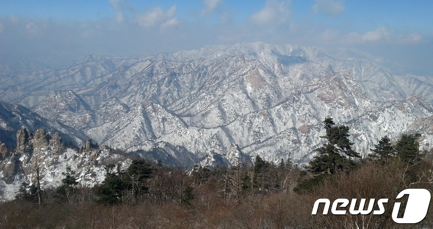(속초=뉴스1) 고재교 기자 = 지난 밤 내린 눈으로 1일 강원도 설악산 일대가 눈으로 덮여있다. 설악산국립공원사무소에 따르면 이날까지 최종 적설량은 중청 70㎝, 소청 75㎝, …