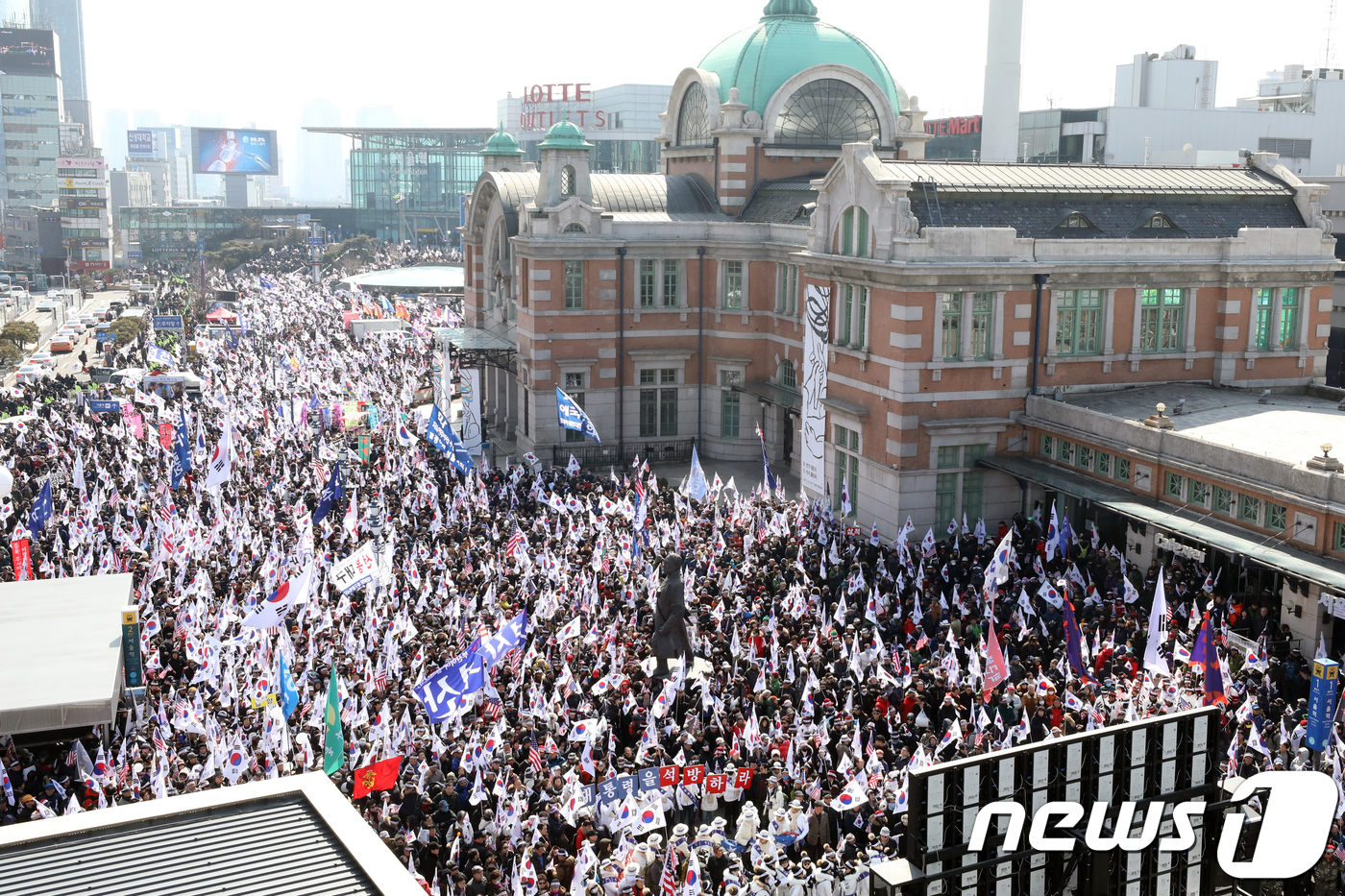 (서울=뉴스1) 황기선 기자 = 1일 오후 서울역 광장에서 열린 '태극기 집회'에서 대한애국당 등 보수단체 회원들이 박근혜 전 대통령의 석방을 촉구하며 태극기와 성조기를 흔들고 있 …