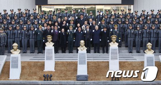 2018년 3월 1일 서울 노원구 육군사관학교에서 열린 독립전쟁 영웅 흉상 제막식에서 이종찬 국립대한민국임시정부기념관 건립위원장, 이준식 독립기념관장 등 독립운동가 후손들과 김완태 육군사관학교장을 비롯한 군 관계자, 사관생도들이 기념사진을 찍고 있다. 흉상은 왼쪽부터 홍범도 장군, 지청천 장군, 이회영 선생, 이범석 장군, 김좌진 장군. (육군사관학교 제공) 2018.3.1 © 뉴스1