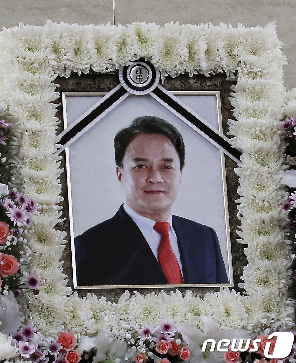 (서울=뉴스1) 사진공동취재단 = 故 조민기의 빈소가 9일 오후 서울 건대병원 장례식장에 마련됐다. 故 조민기는 이날 오후 4시 5분경 서울 광진구 구의동의 한 아파트에서 숨진 채 …