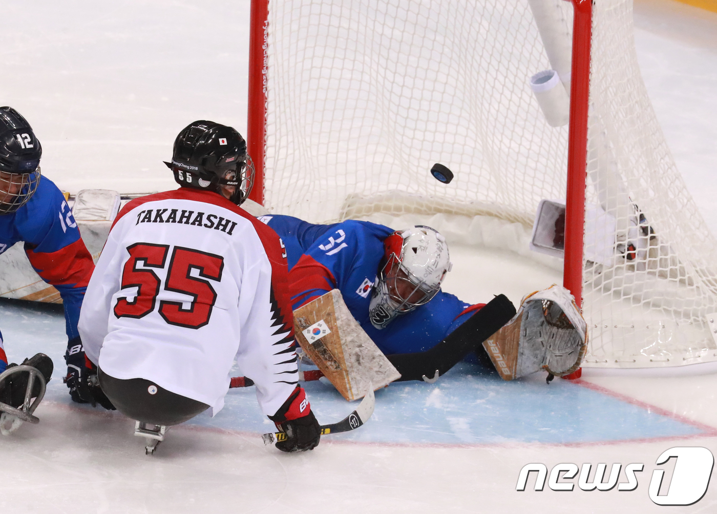 (강릉=뉴스1) 이찬우 기자 = 일본 장애인아이스하키 타카하시 카즈히로 선수가 10일 강원도 강릉 관동하키센터에서 열린 2018 평창동계패럴림픽 B조 조별리그 1차전에서 대한민국을 …