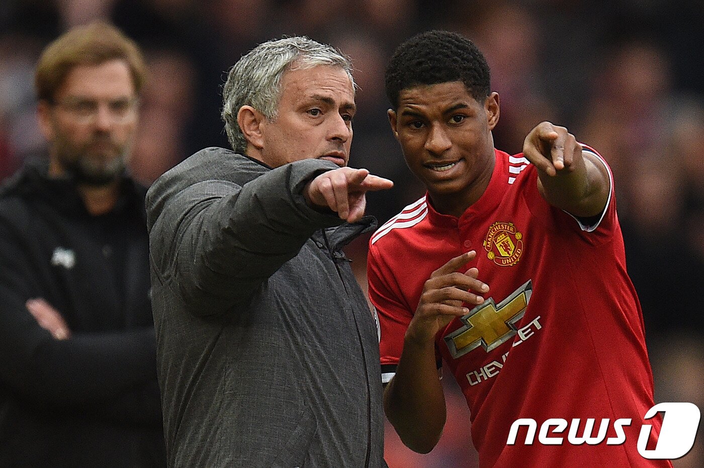 본문 이미지 - 맨체스터 유나이티드는 10일(한국시간) 영국 맨체스터의 올드 트래포드에서 열린 2017-2018 잉글랜드 프리미어리그(EPL) 30라운드 리버풀과의 경기에서 2-1로 이겼다. 리버풀의 위르겐 클롭 감독(왼쪽)과 맨체스터 유나이티드의 주제 무리뉴 감독(가운데), 산체스 래시포드(오른쪽). ⓒAFP=News1