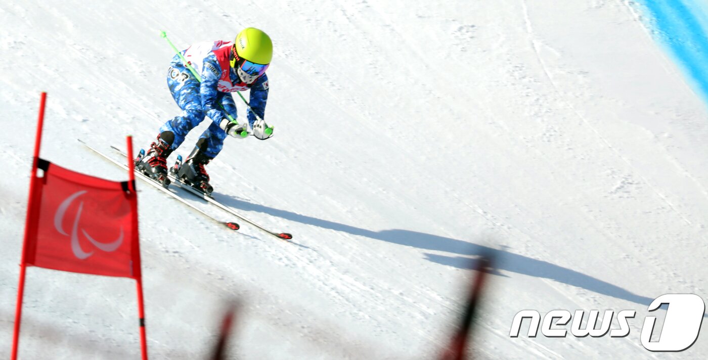 본문 이미지 - 대한민국 양재림이 11일 강원도 정선알파인경기장에서 열린 2018 평창동계패럴림픽 알파인 스키 여자 슈퍼대회전 시각장애 경기에서 질주하고 있다. 2018.3.11/뉴스1 ⓒ News1 박하림 기자