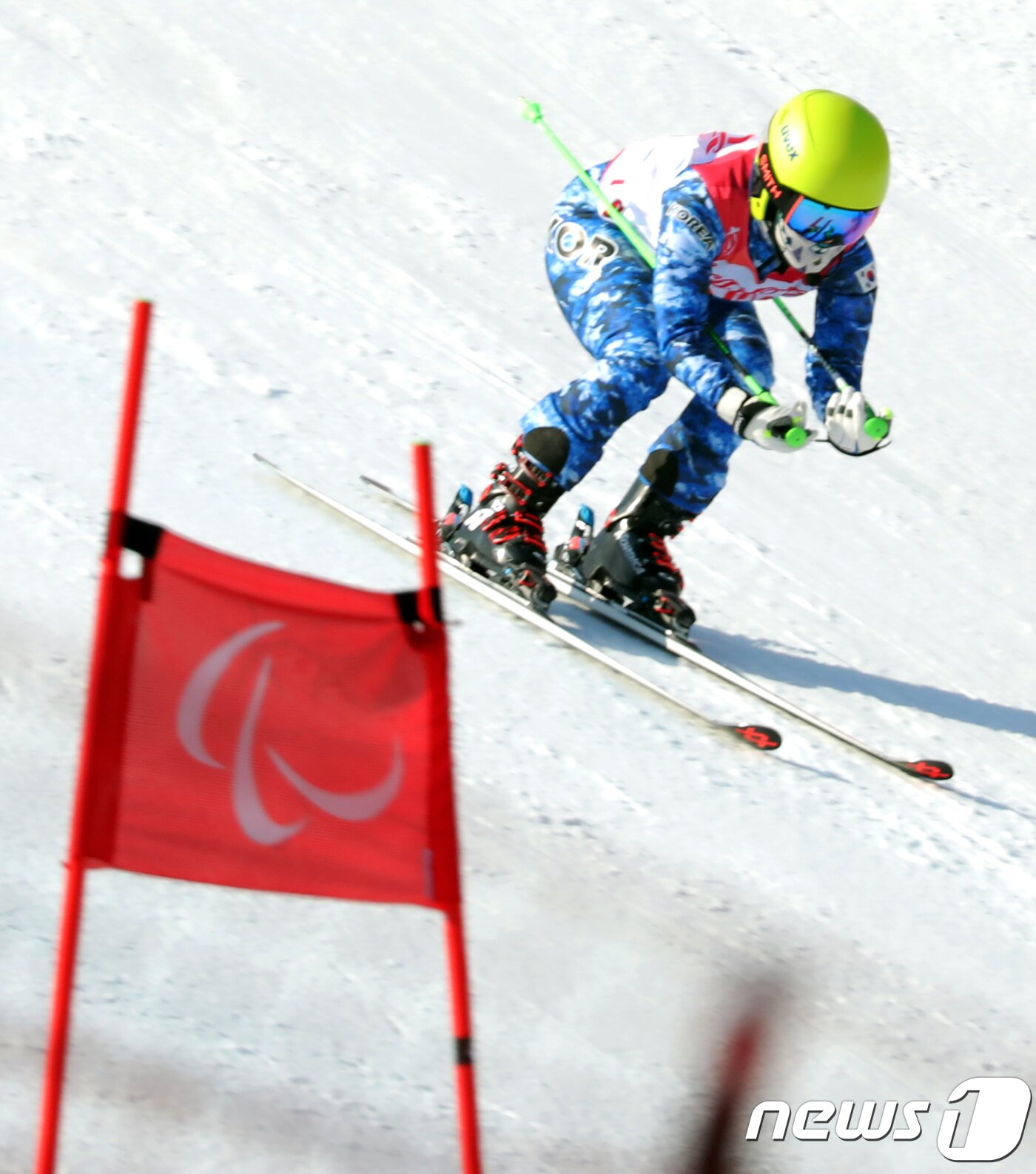 본문 이미지 - 대한민국 양재림이 11일 강원도 정선알파인경기장에서 열린 2018 평창동계패럴림픽 알파인 스키 여자 슈퍼대회전 시각장애 경기에서 질주하고 있다. 2018.3.11/뉴스1 ⓒ News1 박하림 기자