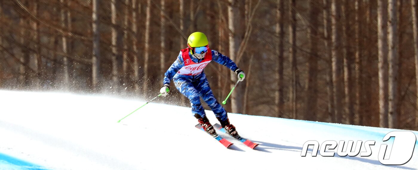 본문 이미지 - 대한민국 양재림이 11일 강원도 정선알파인경기장에서 열린 2018 평창동계패럴림픽 알파인 스키 여자 슈퍼대회전 시각장애 경기에서 질주하고 있다. 2018.3.11/뉴스1 ⓒ News1 박하림 기자