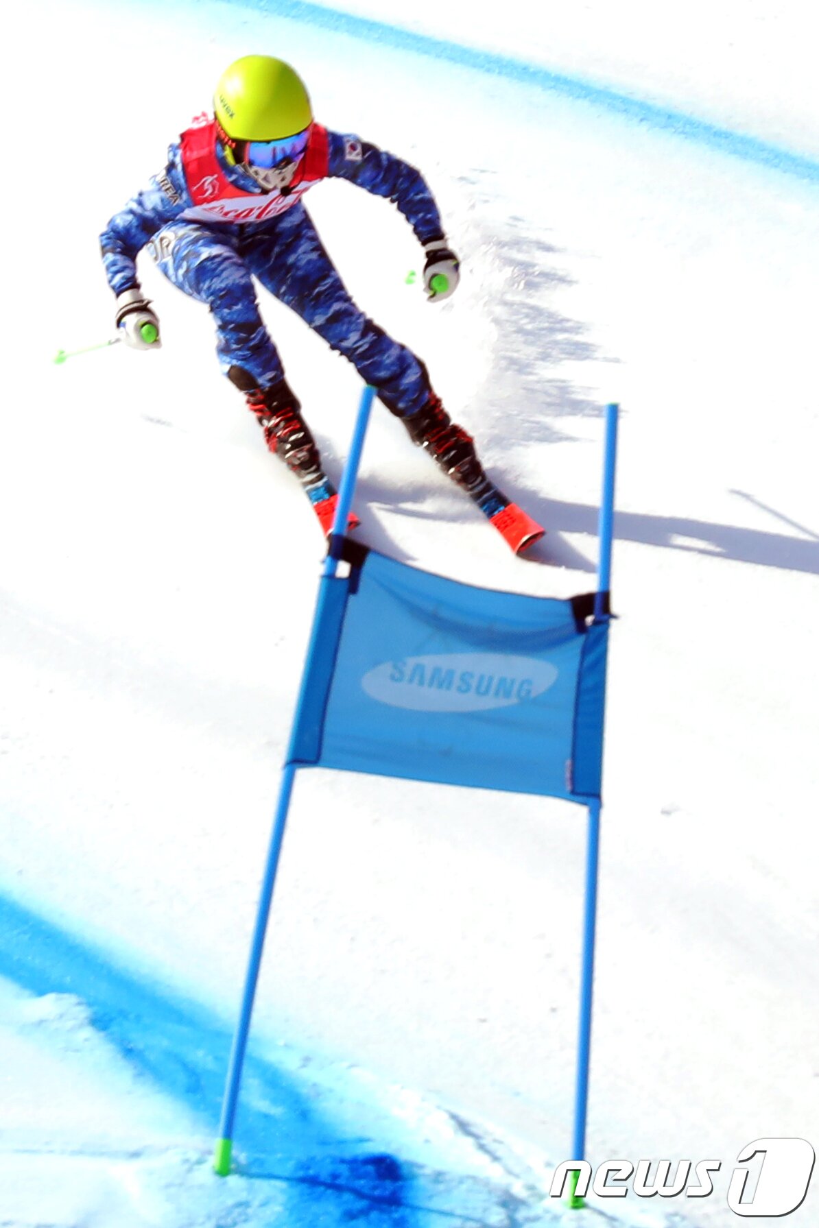 본문 이미지 - 대한민국 양재림이 11일 강원도 정선알파인경기장에서 열린 2018 평창동계패럴림픽 알파인 스키 여자 슈퍼대회전 시각장애 경기에서 질주하고 있다. 2018.3.11/뉴스1 ⓒ News1 박하림 기자