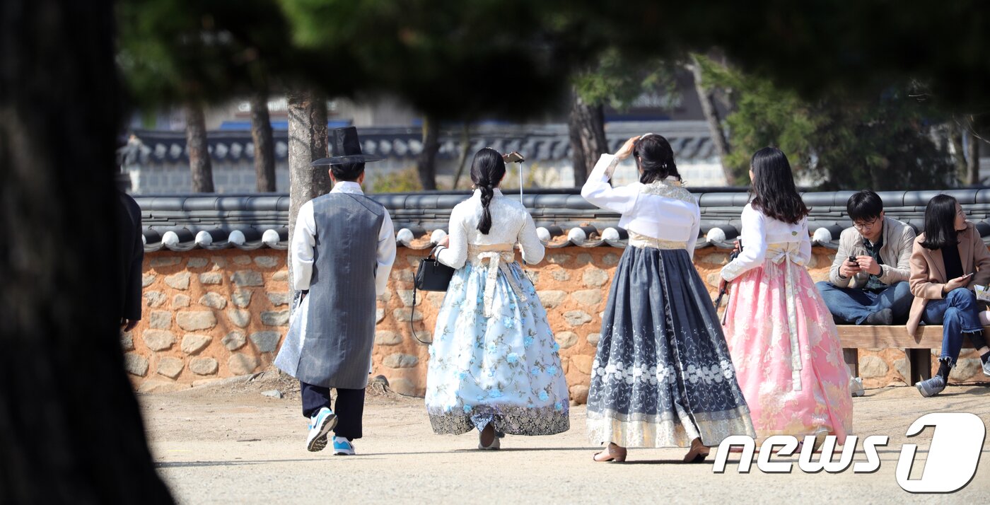 본문 이미지 - 전북 전주시 한옥마을을 찾은 관광객들/뉴스1 DB ⓒ News1 