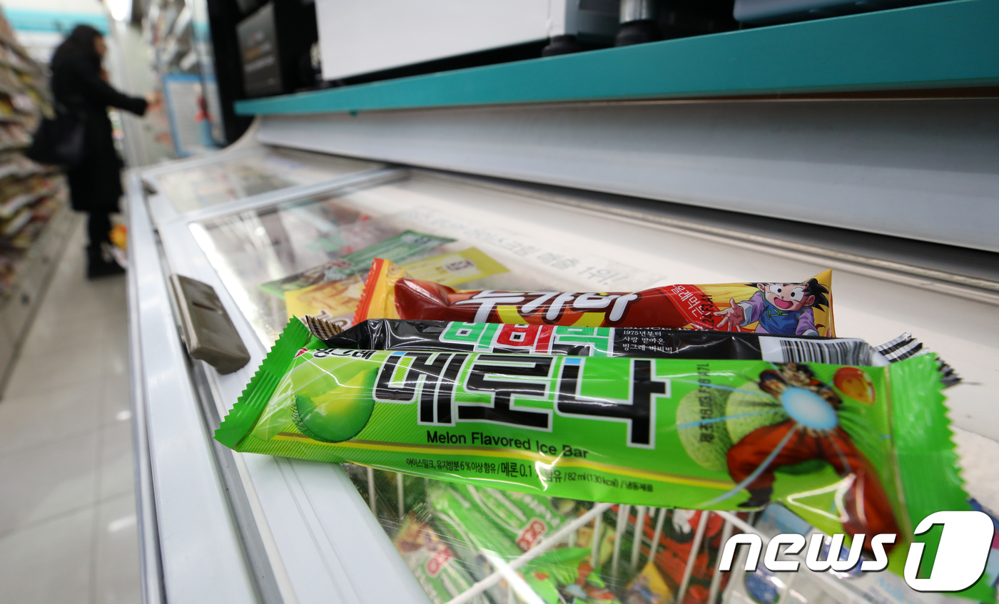 (서울=뉴스1) 구윤성 기자 = 한때 2조원을 넘었던 국내 아이스크림 시장이 최근 어린이 인구 감소와 디저트시장 성장 등으로 인해 규모가 1조원대 중반으로 줄어들면서 빙과업계가 가 …