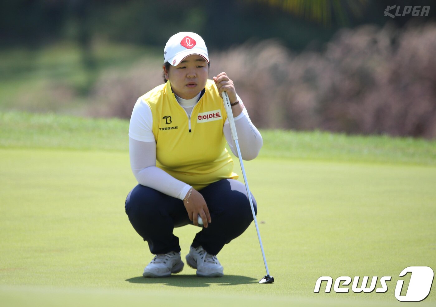 본문 이미지 - 하민송이 11일 베트남 호찌민에 위치한 트윈도브스 GC에서 열린 '한국투자증권 챔피언십 with SBS GOLF' 마지막 라운드 2번홀에서 그린을 살피고 있다. (KLPGA 박준석 제공) 2018.3.11/뉴스1