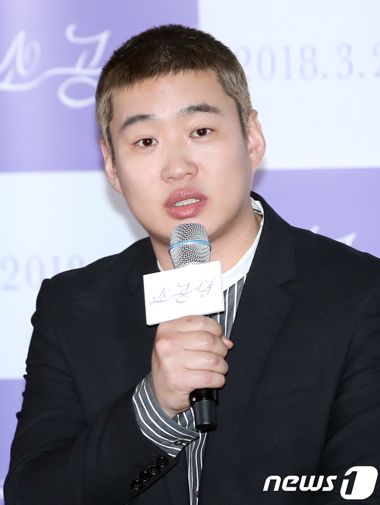 본문 이미지 - 배우 안재홍이 12일 오후 서울 용산cgv에서 열린 영화 ‘소공녀’ 언론 시사회에 참석해 취재진 질문에 답하고 있다. '소공녀'는 집만 없을 뿐, 일도 사랑도 자신만의 방식으로 살아가는 사랑스러운 현대판 소공녀 미소(이솜 분)의 도시 하루살이를 담은 청춘 판타지 영화다. 2018.3.12./뉴스1 ⓒ News1 권현진 기자