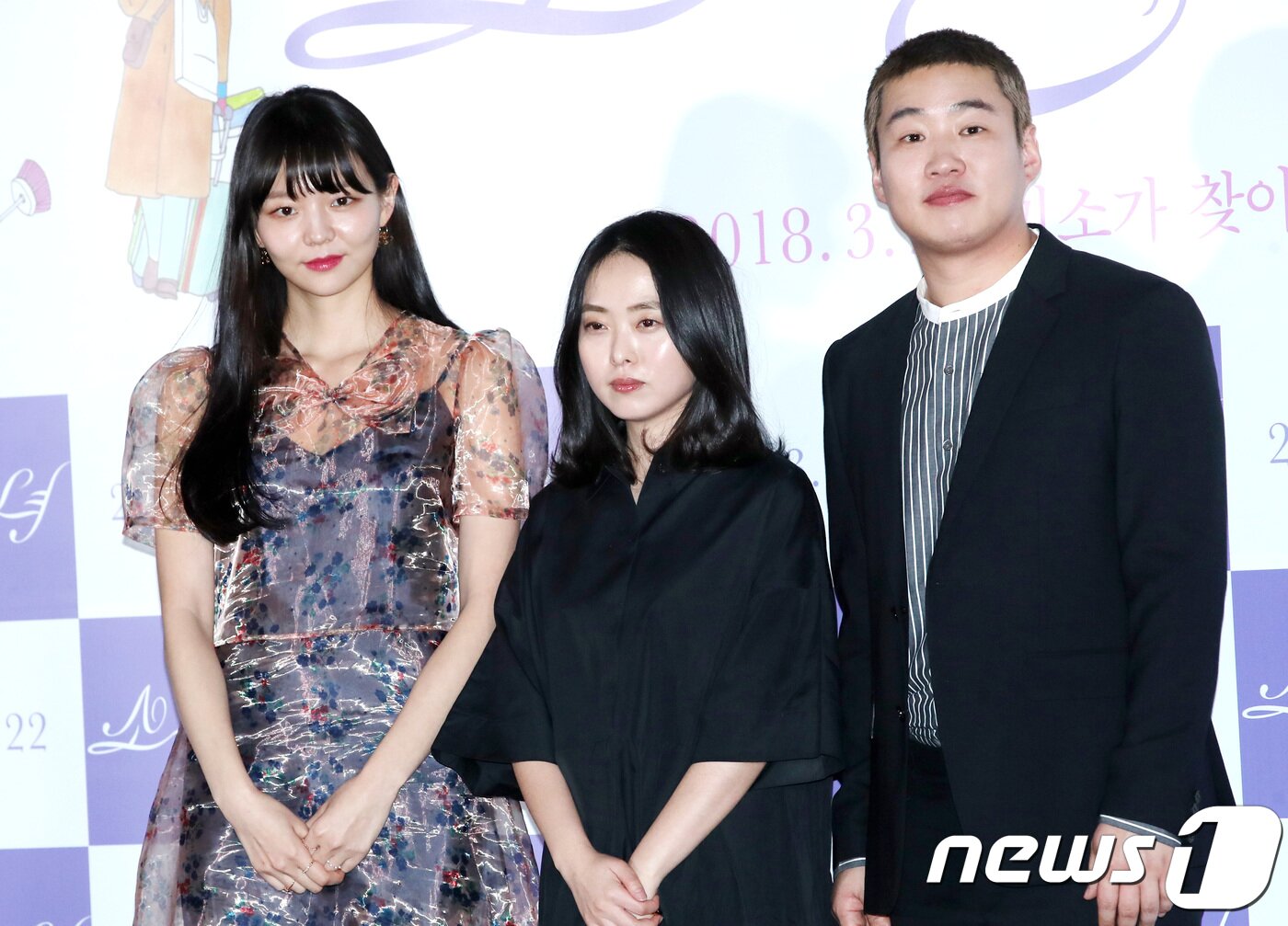 본문 이미지 - 배우 이솜(왼쪽부터), 전고운 감독, 안재홍이 12일 오후 서울 용산cgv에서 열린 영화 ‘소공녀’ 언론 시사회에 참석해 포즈를 취하고 있다. '소공녀'는 집만 없을 뿐, 일도 사랑도 자신만의 방식으로 살아가는 사랑스러운 현대판 소공녀 미소(이솜 분)의 도시 하루살이를 담은 청춘 판타지 영화다. 2018.3.12./뉴스1 ⓒ News1 권현진 기자