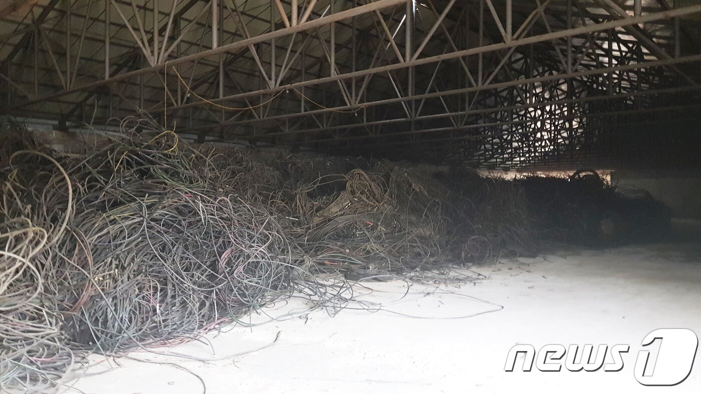 본문 이미지 - 전북 익산 국가산단 한 폐공장 부지에 4000톤의 폐전선과 생활폐기물이 방치돼 있다.2018.03.12/뉴스1ⓒ News1 박슬용 기자