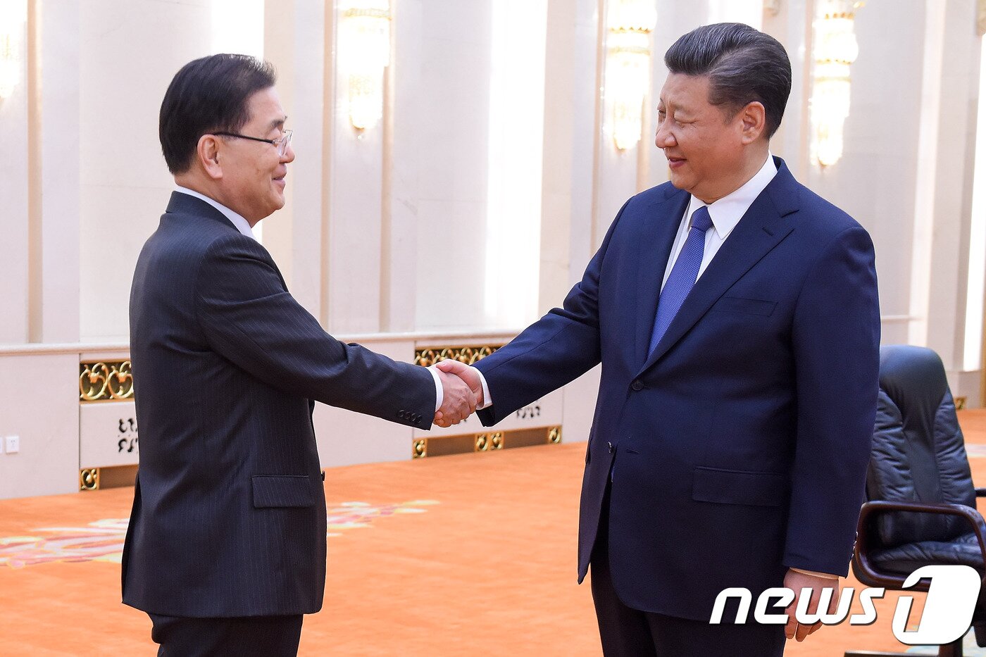 본문 이미지 - 정의용 청와대 안보실장이 방북- 방미 결과를 설명하기 위해 12일 중국 베이징 인민대회당에서 시진핑 중국 국가주석을 만나 악수하고 있다.ⓒ AFP=뉴스1