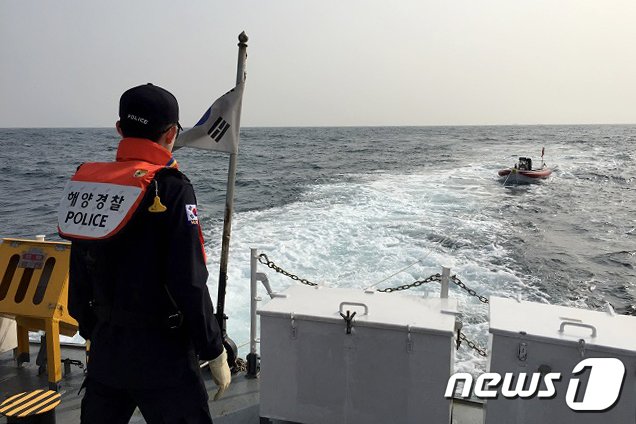 본문 이미지 - 강원 강릉시 정동진역 앞 700m 해상에서 기관고장으로 표류 중이던 레저보트를 예인하는 동해해경. 강릉해경이 신설되면 KTX와 서울양양고속도로 개통 이후 늘어나는 해양레저 사고 수요를 모두 담당하게 된다.(뉴스1 DB)