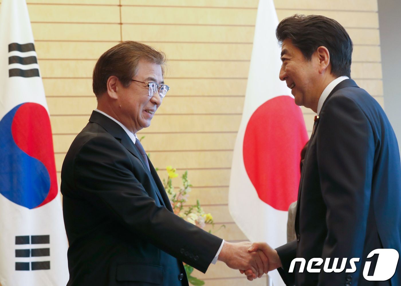 본문 이미지 - 서훈 국정원장이 13일 도쿄 총리 공관에서 남북·북미 정상회담 추진상황을 설명하기 위해 아베 신조 일본 총리를 만나고 있다.  ⓒ AFP=뉴스1 ⓒ News1 