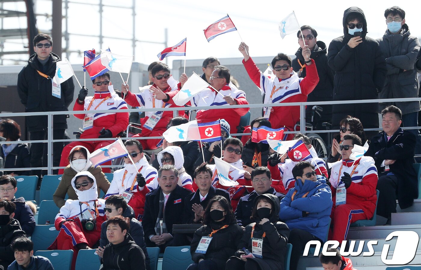 본문 이미지 - 북한 대표단과 선수단이 지난 2018 평창 동계 패럴림픽 바이애슬론 중거리 남자 좌식 12.5㎞에서 한반도기와 인공기를 흔들며 대한민국 신의현과 이정민을 응원하고 있다. 2018.3.13 ⓒ 뉴스1 이승배 기자