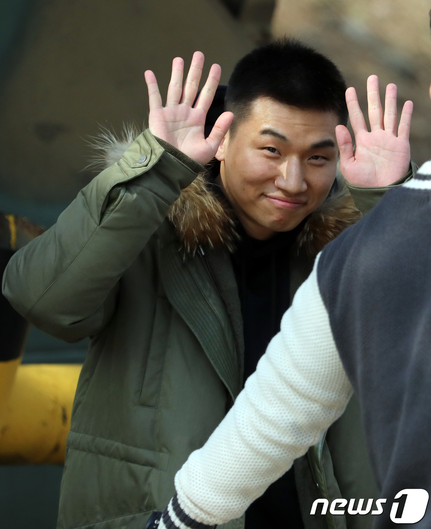 (화천=뉴스1) 홍성우 기자 = 빅뱅 대성(본명 강대성)이 13일 오후 강원 화천군 육군 27사단 이기자부대 신병교육대로 입소하며 팬들에게 손을 흔들고 있다. 2018.3.13/뉴 …