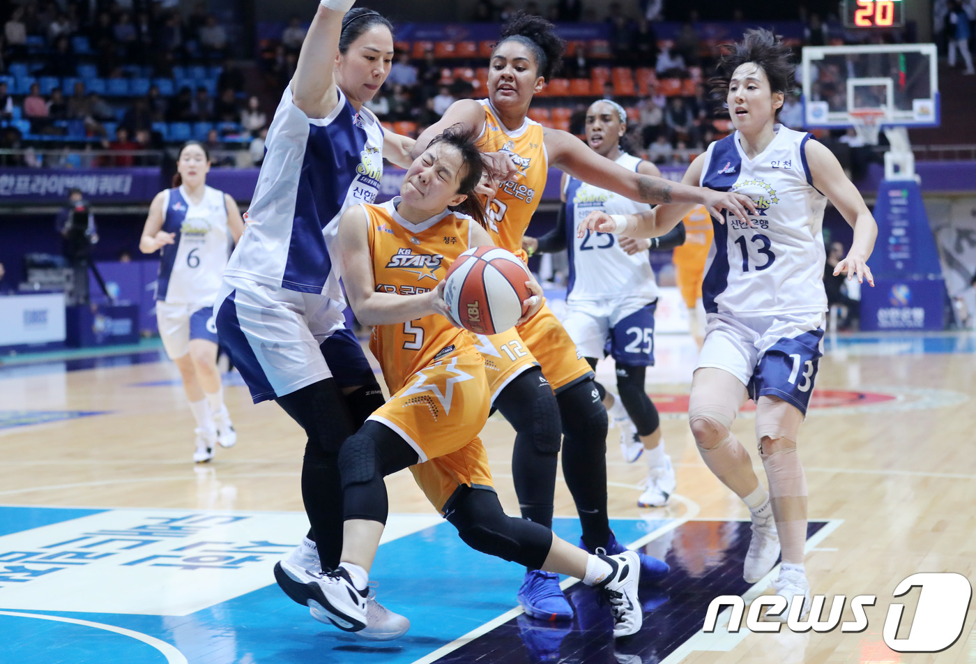 (서울=뉴스1) 박지수 기자 = 13일 오후 인천 도원체육관에서 열린 2017-2018 여자프로농구 신한은행과 KB스타즈의 플레이오프 2차전 경기에서 KB 심성영이 돌파를 하고 있 …