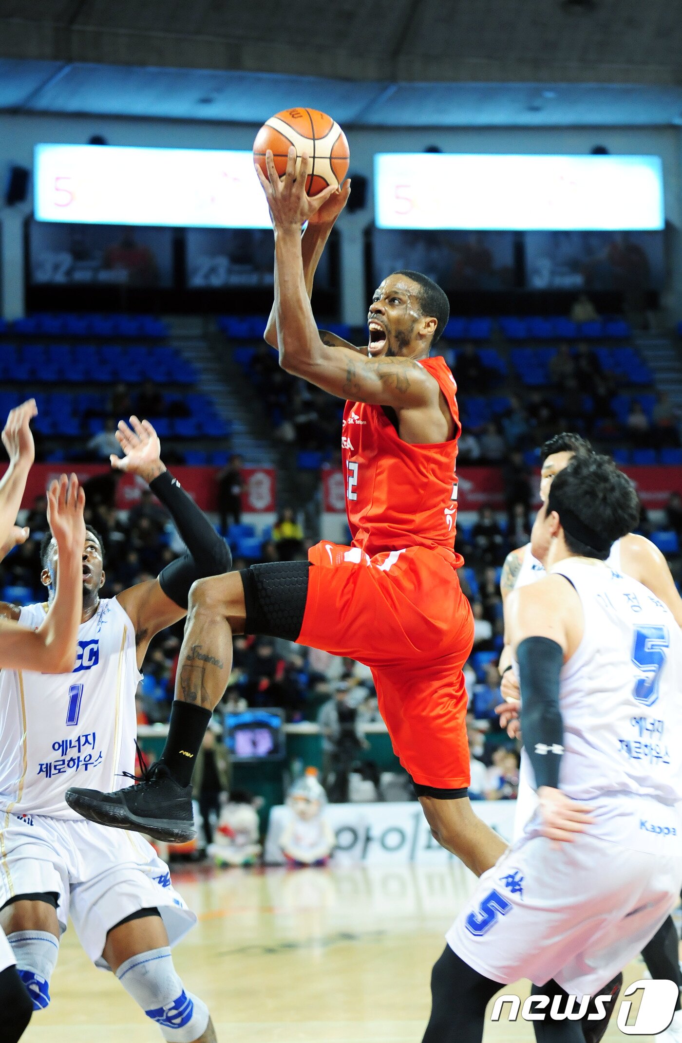 본문 이미지 - 서울 SK가 13일 잠실학생체육관에서 열린 2017-18 정관장 프로농구 전주 KCC전에서 승리하며 정규리그 2위를 차지했다.(KBL 제공)ⓒ News1