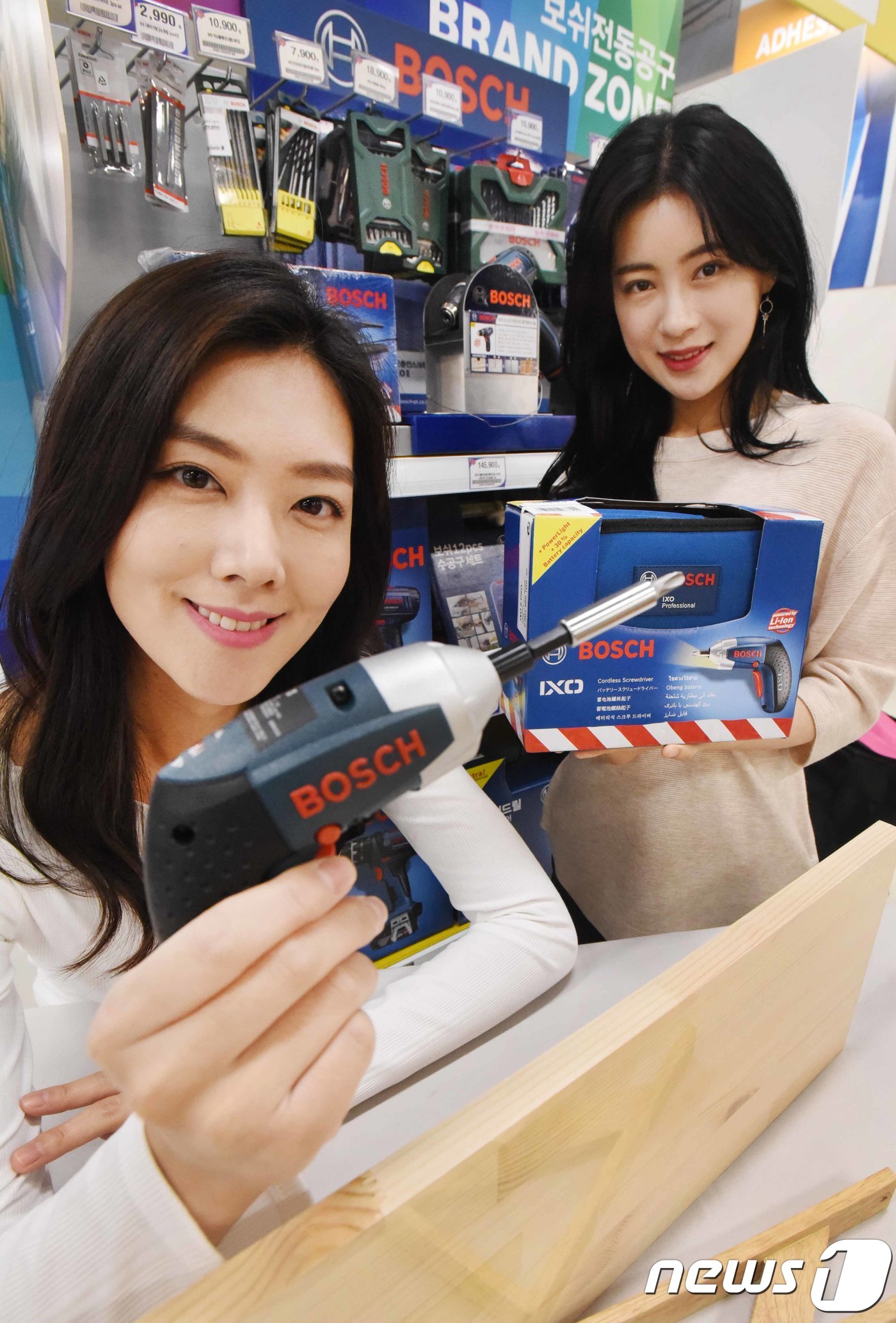 (서울=뉴스1) = 14일 홈플러스 강서점에서 모델들이 ‘보쉬 리튬이온 3.6V 스크류드라이버’를 선보이고 있다.홈플러스는 셀프 인테리어를 즐기는 DIY족을 위해 보다 간편하고 안 …