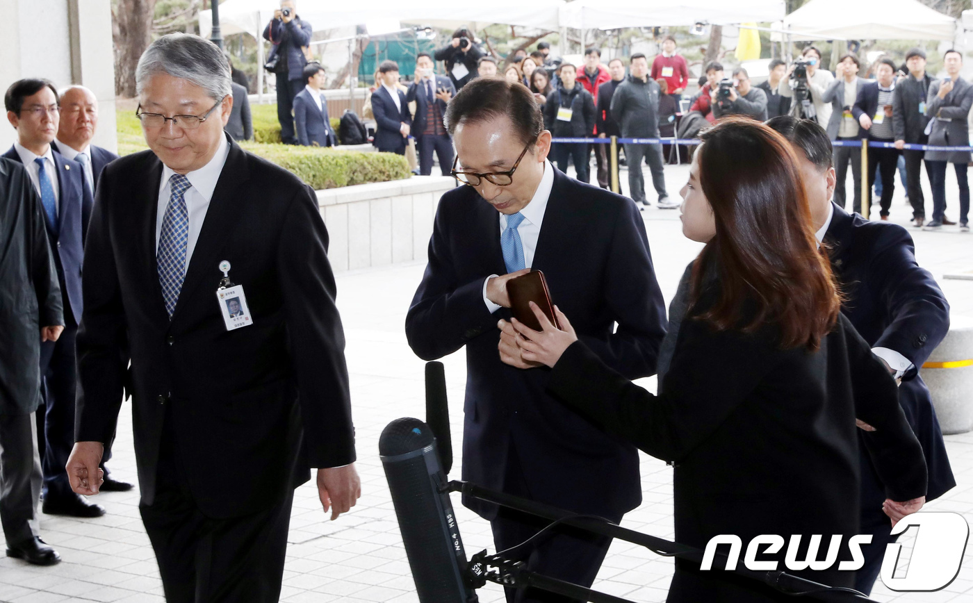 (서울=뉴스1) 사진공동취재단 = '뇌물수수·횡령·조세포탈' 등의 혐의를 받고 있는 이명박 전 대통령(77)이 14일 오전 피의자 신분으로 서울 서초동 중앙지검에 출석하고 있다.이 …