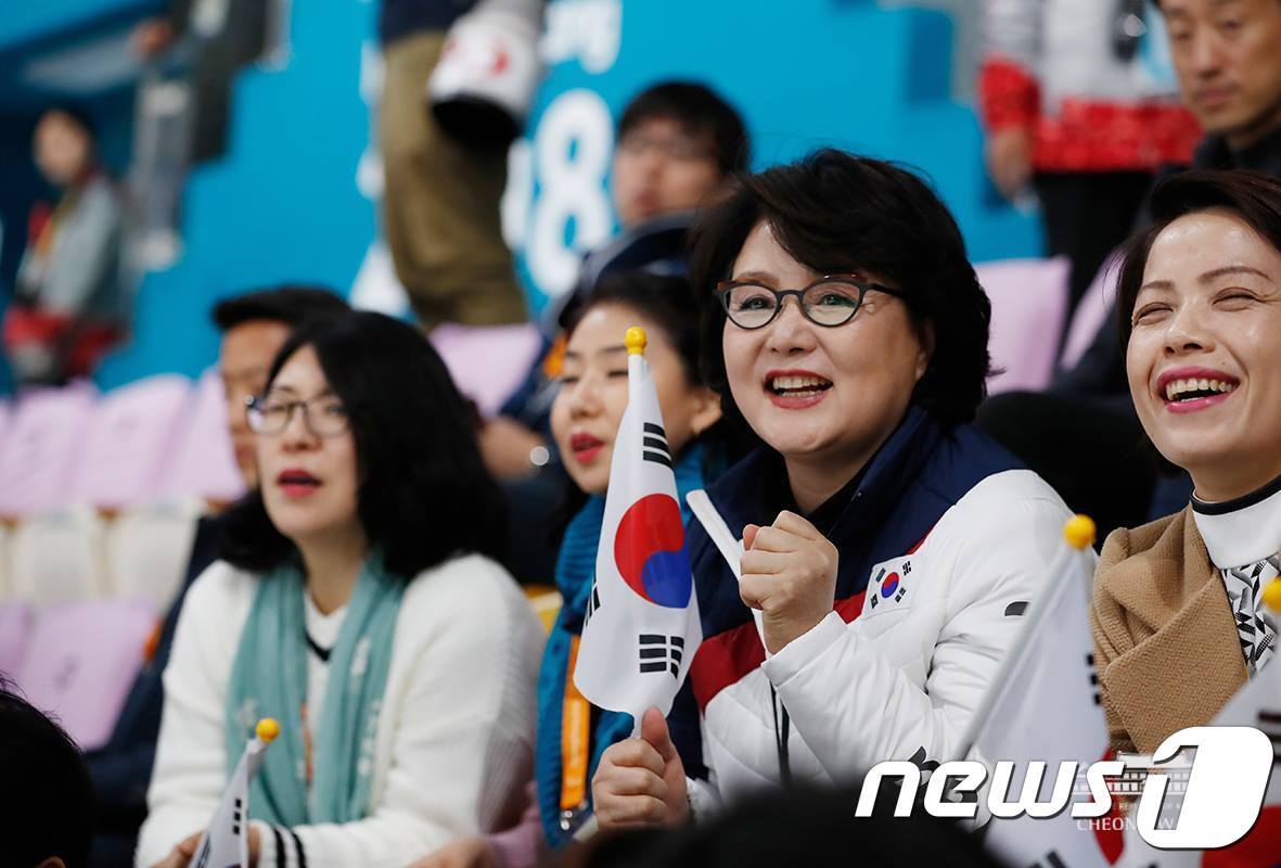 본문 이미지 - 문재인 대통령의 부인 김정숙 여사가 지난 13일 오후 강원도 강릉시 강릉컬링센터에서 열린 2018 평창 동계 패럴림픽 휠체어컬링 예선 7차전 대한민국과 스위스의 경기를 관람하고 있다. (청와대 페이스북) 2018.3.14/뉴스1 ⓒ News1 송원영 기자
