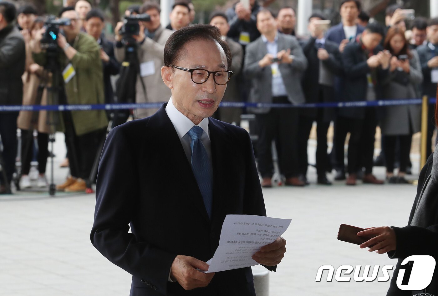 본문 이미지 - '뇌물수수·횡령·조세포탈' 등의 혐의를 받고 있는 이명박 전 대통령(77)이 14일 오전 피의자 신분으로 서울 서초동 중앙지검에 출석해 대국민 메시지를 밝히고 있다. 2018.3.14/뉴스1 ⓒ News1 사진공동취재단